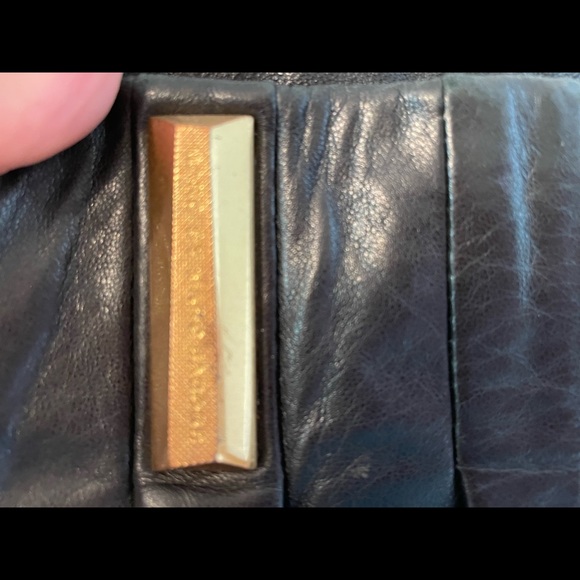 Black leather MARC JACOBS crossbody bag with gorgeous gold chain strap - Picture 4 of 6